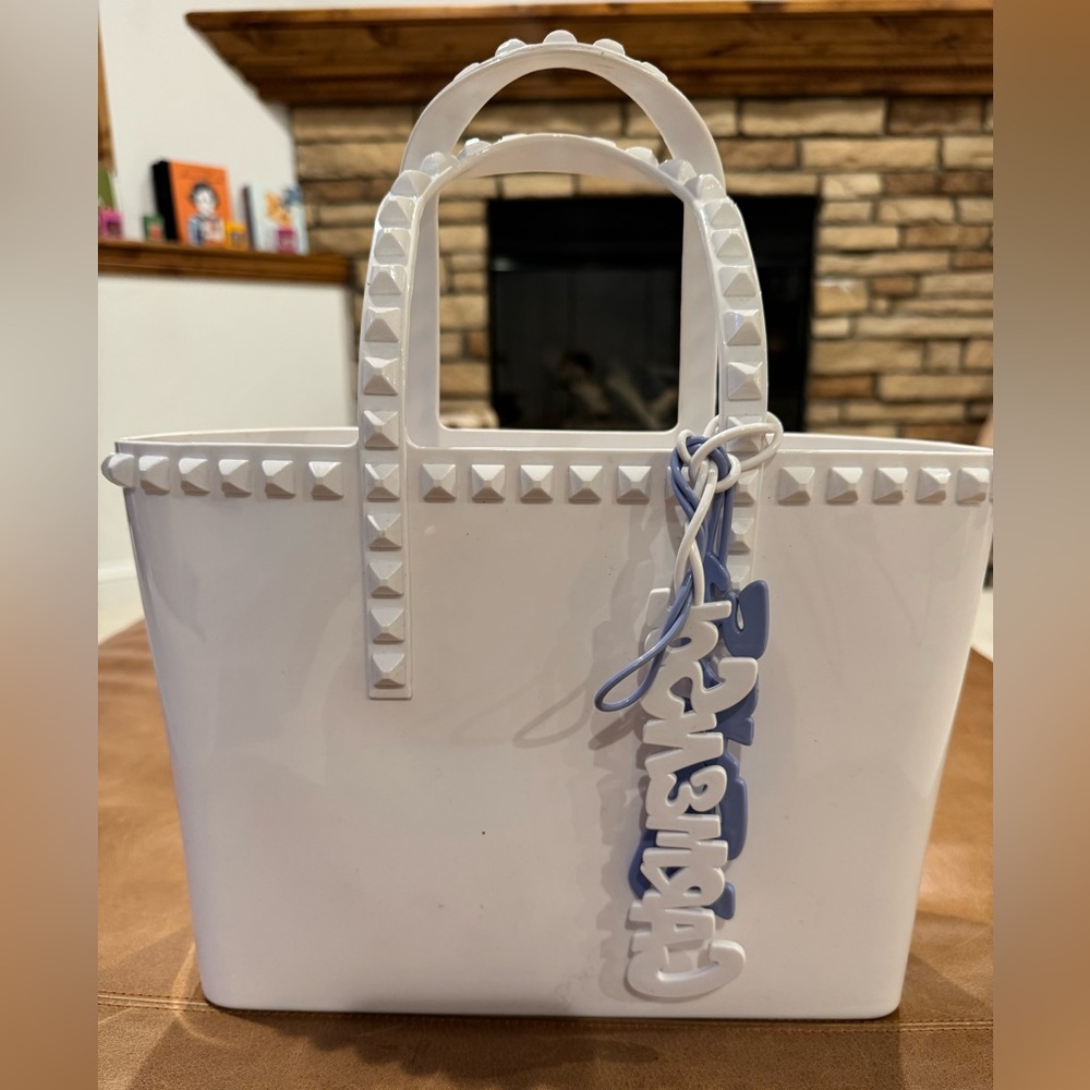 Médium white light beach bag. You will love for your beach or pool vacations.
